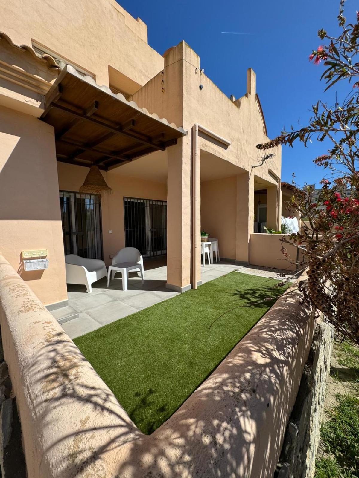 Surf Apartment - Wifi - Parking - Swimming Pool - Patio - Garden Tarifa Bagian luar foto
